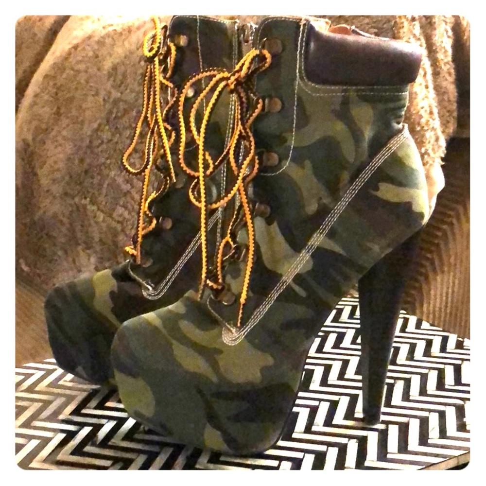 Hot camo platform booties
